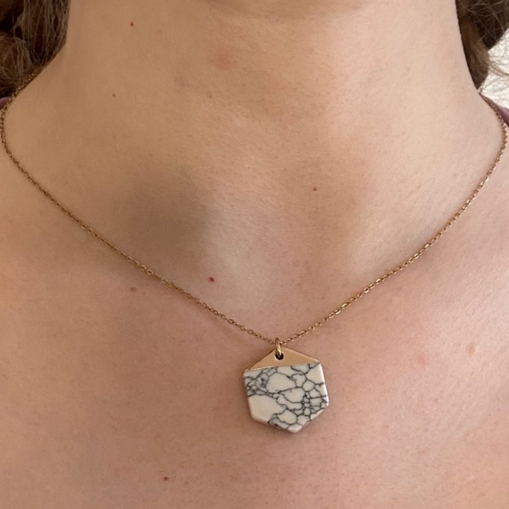 Gold and White Pendant Necklace - Picture 4 of 4